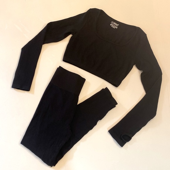 NEW 2 Piece Workout SET - crop top and leggings - Picture 2 of 4